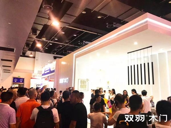 2019永康门博会首日:极简时尚来袭,双羽木门引爆行业热潮