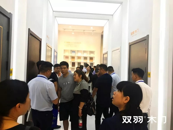 2019永康门博会首日:极简时尚来袭,双羽木门引爆行业热潮