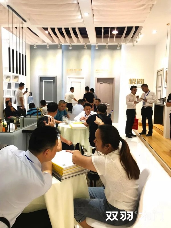 2019永康门博会首日:极简时尚来袭,双羽木门引爆行业热潮