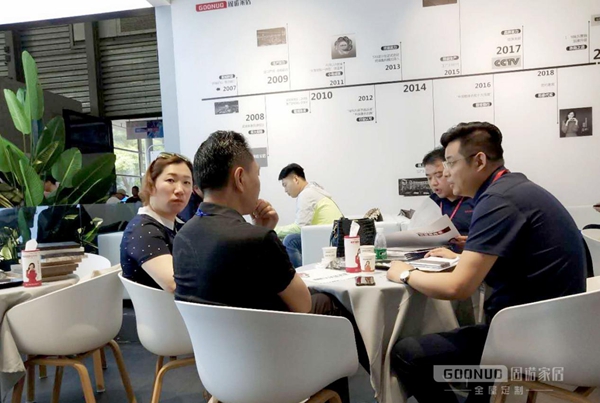 直击固诺家居上海展位现场，展会首日火爆非凡！