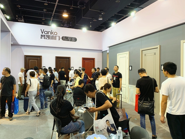 中国永康门博会丨VanKo梵凯木门徐昂:完善产品体系,提高产品性价比