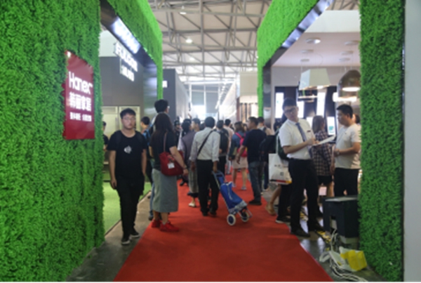 韩丽橱柜双倍展馆双倍精彩，展会第二天人气持续高涨
