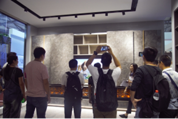韩丽橱柜双倍展馆双倍精彩，展会第二天人气持续高涨
