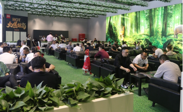 韩丽橱柜双倍展馆双倍精彩，展会第二天人气持续高涨