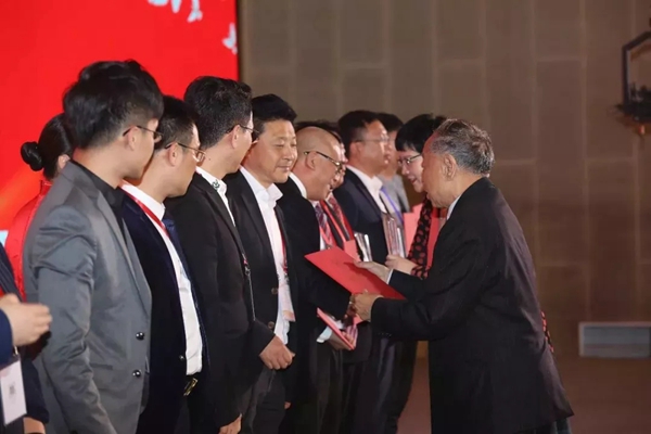 米兰之窗董事长马俊清荣获“2019中国品牌十大匠心人物”称号
