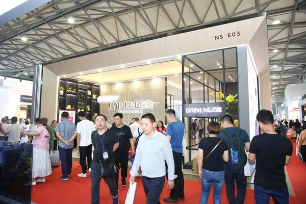 百能不锈钢橱柜完美诠释轻奢主义，参展第二天人气持续上涨！