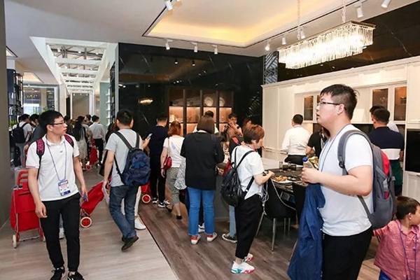 百能不锈钢橱柜完美诠释轻奢主义，参展第二天人气持续上涨！