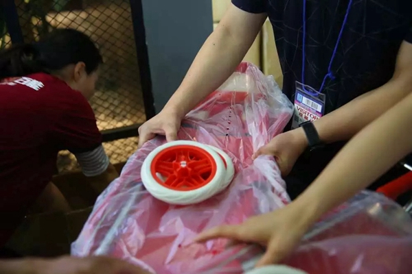百能不锈钢橱柜完美诠释轻奢主义，参展第二天人气持续上涨！