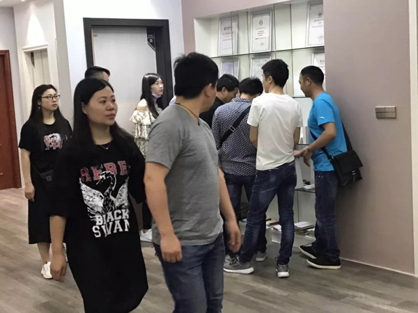 弘彬木门与您携手共创未来，期待与您再次相遇！