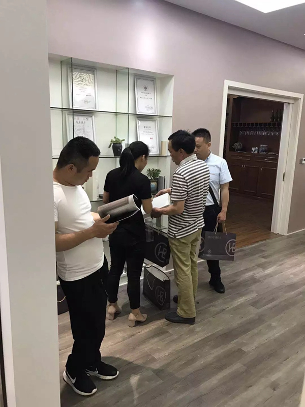 弘彬木门与您携手共创未来，期待与您再次相遇！