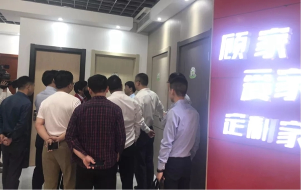 中共江山市委童书记一行领导莅临顾家木门展厅参观视察！