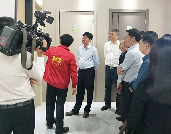中共江山市委童书记一行领导莅临顾家木门展厅参观视察!