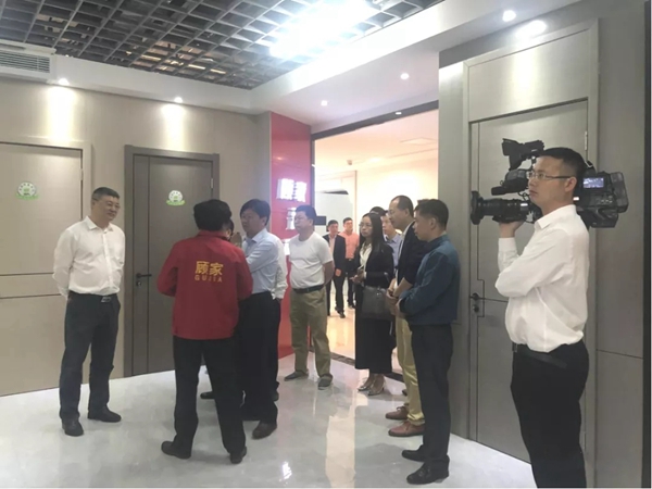 中共江山市委童书记一行领导莅临顾家木门展厅参观视察!