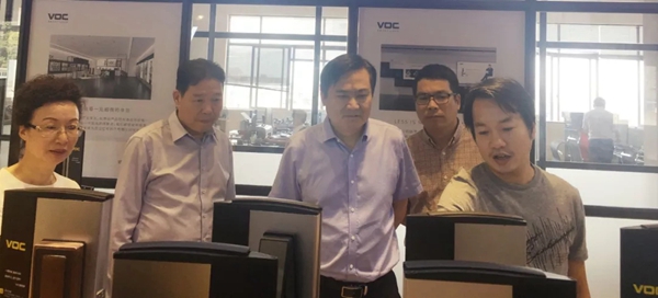 VOC智能锁迎接区政协主席一行走访慰问