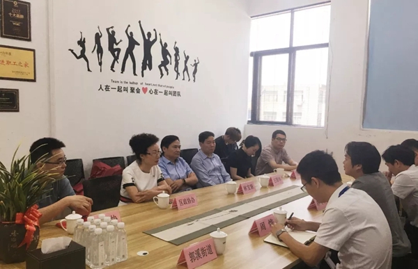 VOC智能锁迎接区政协主席一行走访慰问