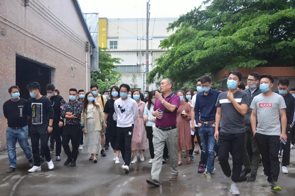 丰成帝纳深圳店面组织居众设计院团队60余人莅临丰成家居参观指导工作！