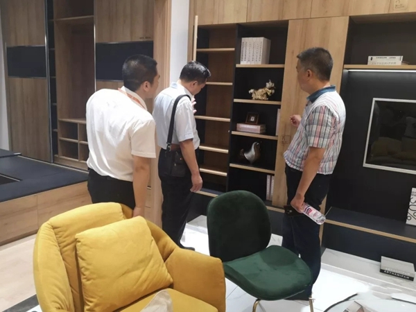 乐山市政协领导一行莅临艺龙木门参观指导