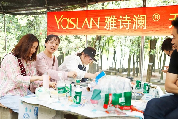 雅诗澜无缝墙布开展踏青团建活动，为团队铸就梦想！