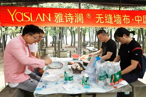 雅诗澜无缝墙布开展踏青团建活动，为团队铸就梦想！