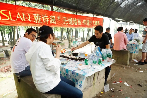 雅诗澜无缝墙布开展踏青团建活动，为团队铸就梦想！