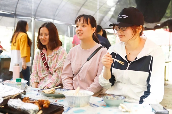 雅诗澜无缝墙布开展踏青团建活动，为团队铸就梦想！