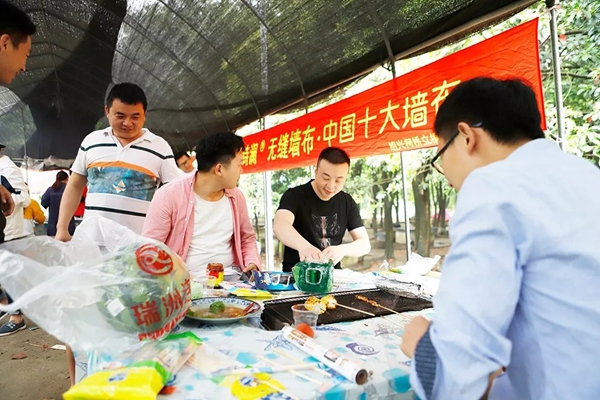雅诗澜无缝墙布开展踏青团建活动，为团队铸就梦想！