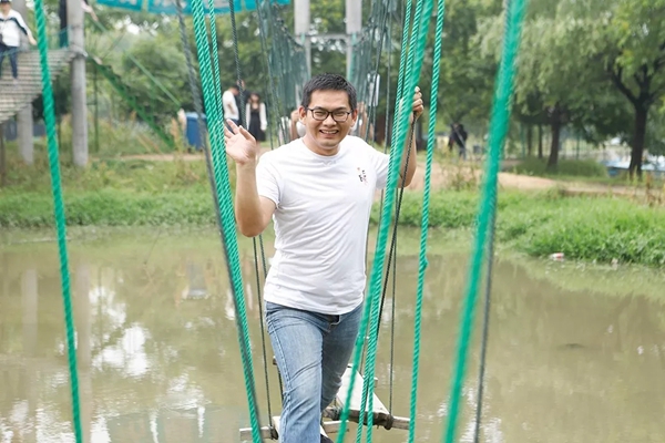 雅诗澜无缝墙布开展踏青团建活动，为团队铸就梦想！