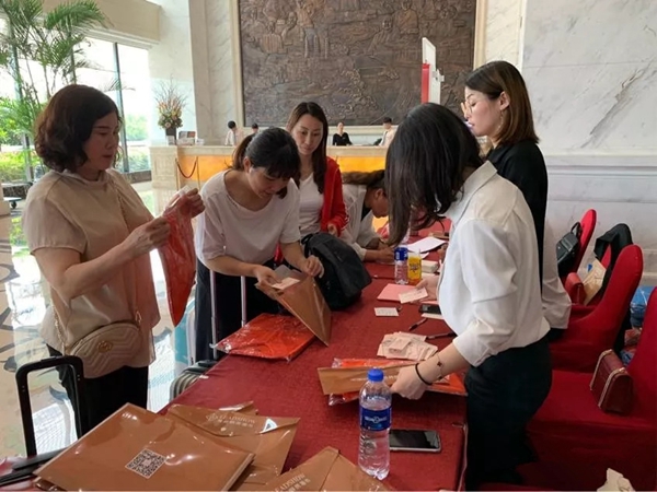 领绣刺绣墙布商学院2019精英培训会隆重开启,为培养优秀战士努力!