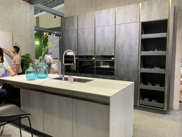 成都国际家具展|金牌厨柜何文彩:为家庭定制更高品质的家居生活!
