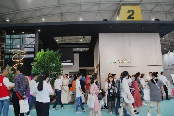 居里亚橱柜衣柜成都展大放异彩，现场签约加盟不断！