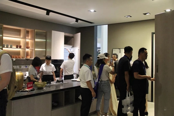 居里亚橱柜衣柜成都展大放异彩，现场签约加盟不断！