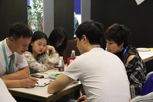 居里亚橱柜衣柜成都展大放异彩，现场签约加盟不断！