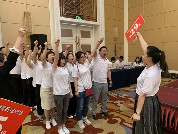 领绣刺绣墙布商学院2019精英培训会正在进行中，看有什么干货！