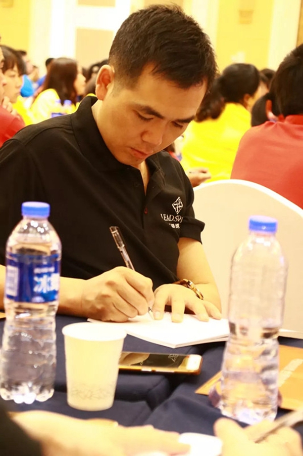 领绣刺绣墙布商学院2019精英培训会正在进行中，看有什么干货！