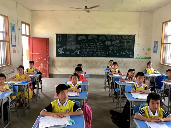 伟业集团义工团捐资助学水南小学，与爱“童”行