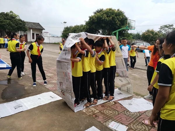 伟业集团义工团捐资助学水南小学，与爱“童”行
