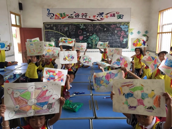 伟业集团义工团捐资助学水南小学，与爱“童”行