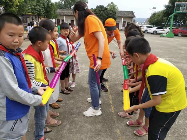 伟业集团义工团捐资助学水南小学，与爱“童”行