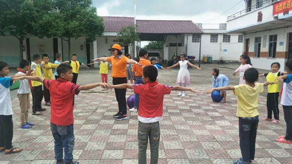 伟业集团义工团捐资助学水南小学，与爱“童”行
