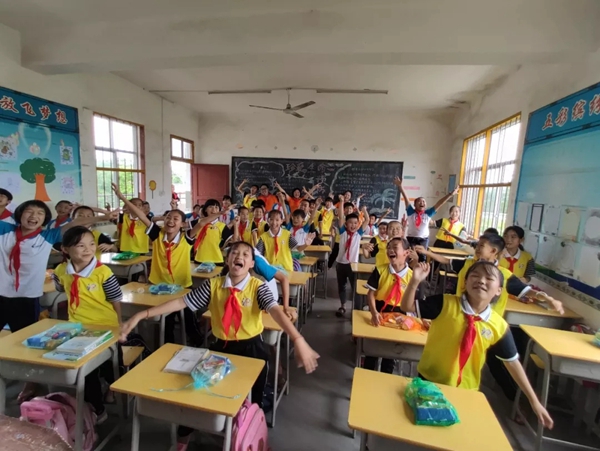 伟业集团义工团捐资助学水南小学，与爱“童”行