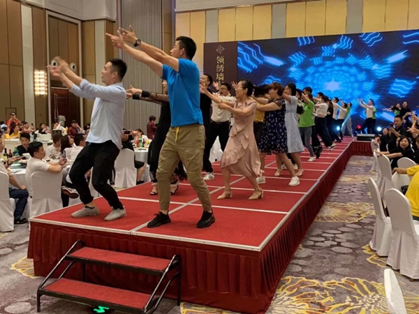 领绣刺绣墙布“赋能终端 雄霸市场”精英培训会圆满落幕，2019赢战终端！