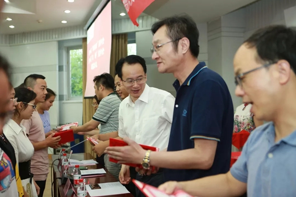首届“雅诗澜”奖学金颁奖典礼成功举办,与社会公益同行!