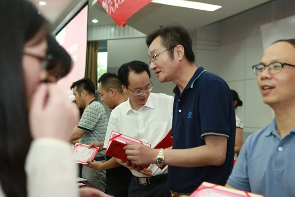 首届“雅诗澜”奖学金颁奖典礼成功举办,与社会公益同行!