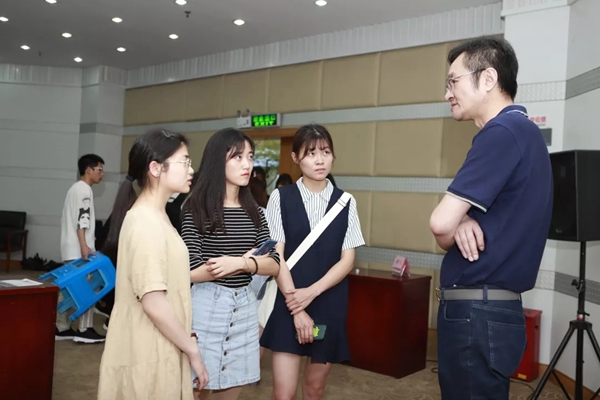 首届“雅诗澜”奖学金颁奖典礼成功举办,与社会公益同行!