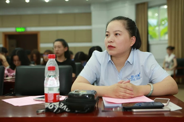 首届“雅诗澜”奖学金颁奖典礼成功举办,与社会公益同行!