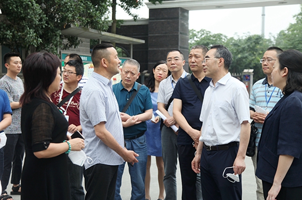成都市卫健委党组书记、主任谢强一行到千川木门调研职业健康