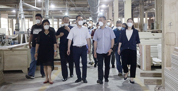 成都市卫健委党组书记、主任谢强一行到千川木门调研职业健康