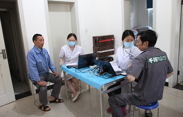 成都市卫健委党组书记、主任谢强一行到千川木门调研职业健康