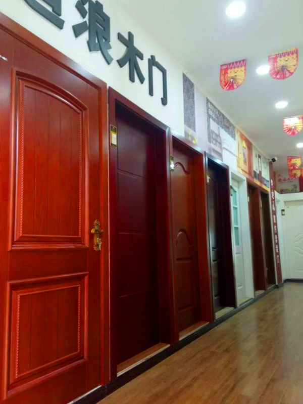 迪浪木门绵阳经销商杨凤:你加盟的品牌,关键时候要站得出来!
