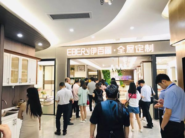 19家媒体及各界领导嘉宾齐聚唐明汉,共庆伊百丽620品牌日